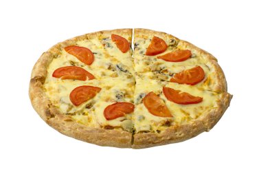 Beyaz bir arka plan üzerinde taze domates peynir pizza tavuk ve mantar ile süslenmiş. Yalıtılmış nesne