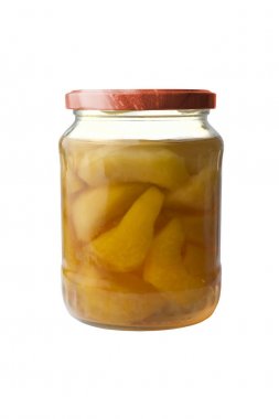 Beyaz bir arka plan üzerinde cam kavanozda şeftali. izole