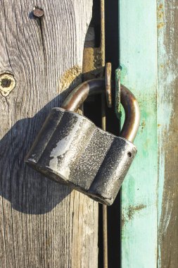 Ahır kapı ve ahşap ve metal doku üzerindeki kilit. Doğal arka plan. Kapalı 