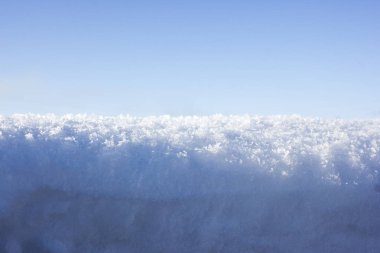 Kar doku bir soğuk gökyüzü arka plan. Kış Snowdrifts