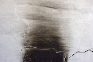 Beyaz fırın duvarda siyah kurum, kömürleşmiş işareti. Kapı delik çıktıktan, tuğla ile dolu