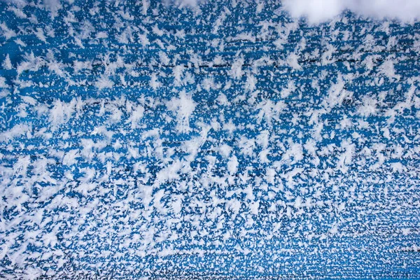 雪花飘在蓝色木板上 有空的空间或空间来复制 文字或你的文字 由雪制成的圣诞树 — 图库照片