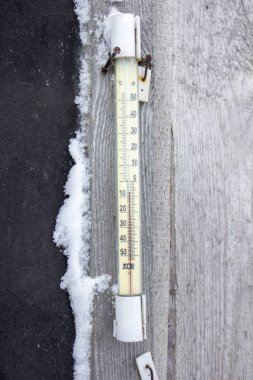 Eski termometre ahşap bir duvar. Soğuk kış günü 