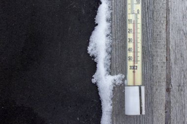 Eski termometre ahşap bir duvar. Soğuk kış günü 