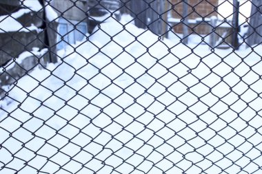 Koruyucu kafes. Tel örgü döken üzerinde. Arka plan