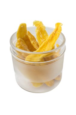 Beyaz bir arka plan üzerinde kurutulmuş mango dilimleri. Yalıtılmış nesne