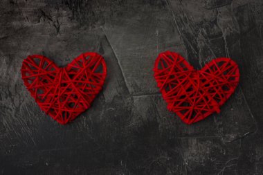 İki kalp bir artı işareti karanlık bir arka plan ile. St. Valentine's gün ve düğün için Tema