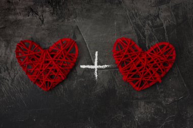 İki kalp bir artı işareti karanlık bir arka plan ile. St. Valentine's gün ve düğün için Tema 