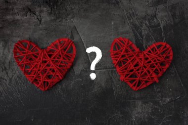 İki kalp ile karanlık bir arka plan üzerinde bir soru işareti. St. Valentine's gün ve düğün için Tema  