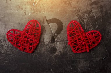 İki kalp ile karanlık bir arka plan üzerinde bir soru işareti. St. Valentine's gün ve düğün için Tema  