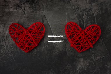 Karanlık bir arka plan üzerinde eşit işareti olan iki kalp. St. Valentine's gün ve düğün için Tema