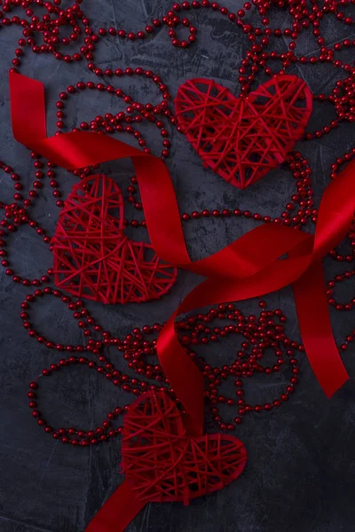 Achtergrondinformatie Een Valentijnsdag Bruiloft Ornamenten Rode Linten Een Donkere Achtergrond — Stockfoto