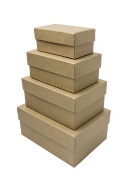 Temiz kraft beyaz karton kutuları kümesi. Piramit. Yalıtılmış nesne