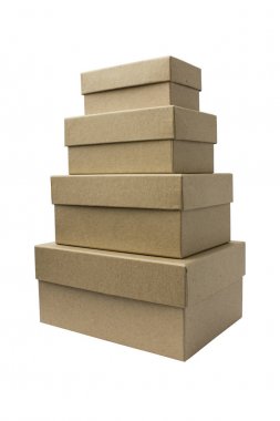 Temiz kraft beyaz karton kutuları kümesi. Piramit. Yalıtılmış nesne