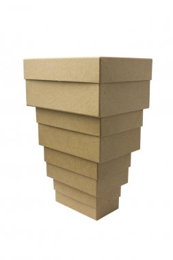 Temiz kraft beyaz karton kutuları kümesi. Piramit. Yalıtılmış nesne