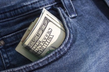 Banknot, bize dolar yüzlerce kot pantolon cebinden yapışmasını bir tüpün içine bükülmüş. Amerikan Doları. Kopya alanı 