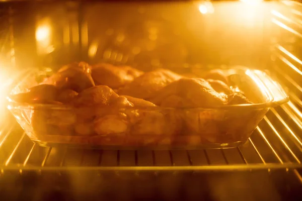 Asas Frango Castanho Dourado Ainda Estão Forno Luz Lâmpada Forno — Fotografia de Stock