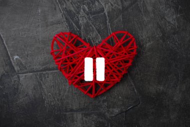 Kalp Duraklat karanlık bir arka plan üzerinde bir işareti olan. Sevgililer günü için Tema. 1 düğün