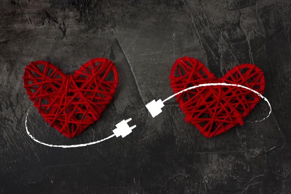 USB kablosu ile bağlı iki kalp. Tema düğün, aşk, Sevgililer günü 1