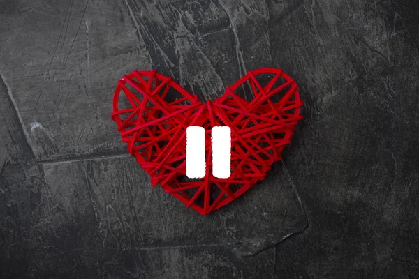 Kalp Duraklat karanlık bir arka plan üzerinde bir işareti olan. Sevgililer günü için Tema. 1 düğün