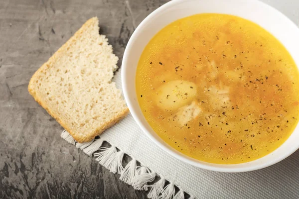 Bowl Chicken Soup Pepper Dark Background Delicious Chicken Broth — Stock Photo, Image