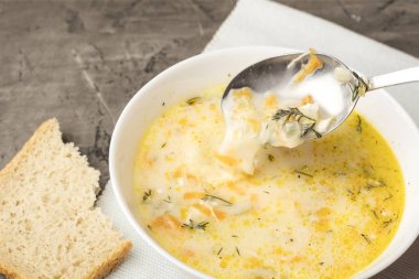 Bir kase tavuk çorbası ekşi krema karanlık bir arka plan ile. Lezzetli tavuk suyu 1