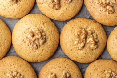 Bir çekirdek ceviz ile bisküvi tatlım. Koyu arka plan. Yukarıdan görüntüleyin. ev yapımı yiyecek 1