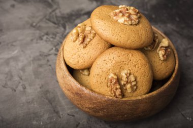 Ceviz ahşap bir kase ile bisküvi tatlım. Koyu arka plan. ev yapımı yiyecek 1