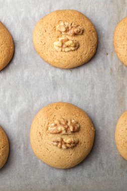 Bisküvi ile ceviz bir fırın tepsisine parşömen kağıt, fırında pişirme için hazır tatlım. ev yemek 2