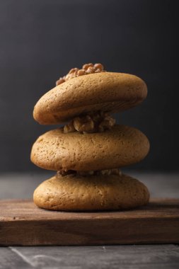 Ceviz ahşap oyun tahtası ile bisküvi tatlım. Koyu arka plan. ev yapımı yiyecek 1