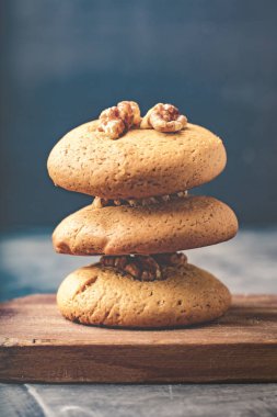 Ceviz ahşap bir kase ile bisküvi tatlım. Koyu arka plan. ev yapımı yiyecek 1