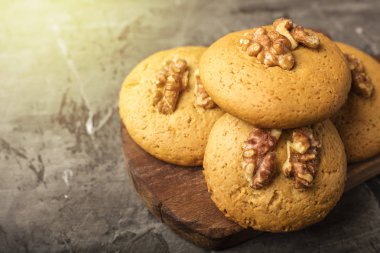 Ceviz ahşap oyun tahtası ile bisküvi tatlım. Koyu arka plan. ev yapımı yiyecek 1