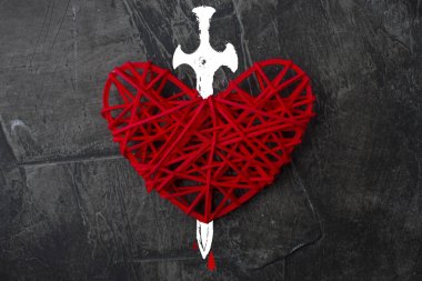 Kırmızı kalp bir kılıç ile deldi. Kırık aşk 1 Tema