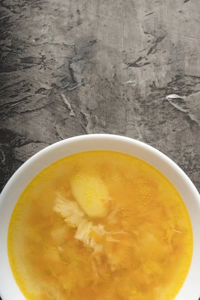 Чаша Куриного Супа Тёмном Фоне Вкусный Куриный Бульон — стоковое фото