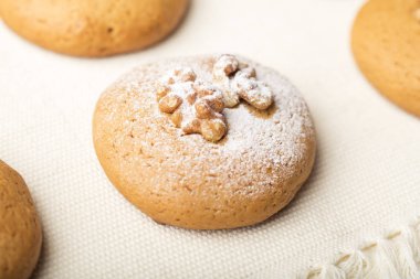 Bir çekirdek bir ceviz ve pudra şekeri ile tanımlama. Açık renkli