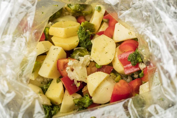 Vegetarisk Maträtt Blandade Grönsaker Påse För Bakning Ugn Uppsättning Vitaminer — Stockfoto