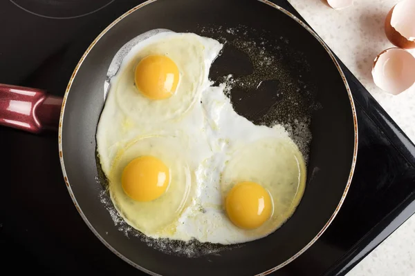 煎锅煎3蛋 热开胃菜 食品学士1 — 图库照片