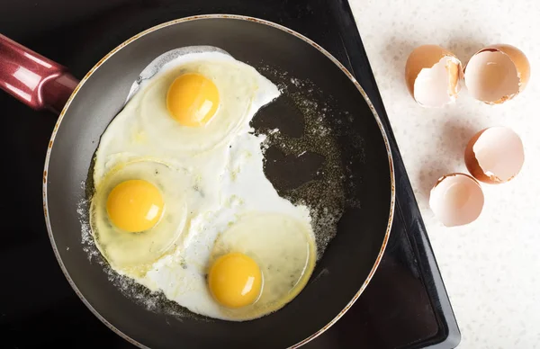 Freír Huevos Fritos Una Sartén Plato Caliente Apetitoso Comida Soltero —  Fotos de Stock