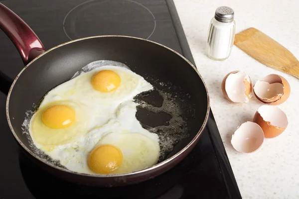 Freír Huevos Fritos Una Sartén Plato Caliente Apetitoso Comida Soltero —  Fotos de Stock