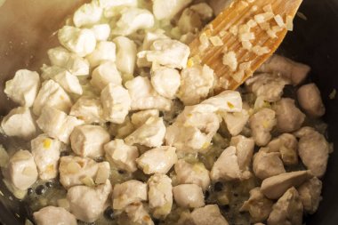 Bir tavada kızarmış soğanlı tavuk eti. Mutfak. Sıcak iştah açıcı yemek 1