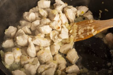 Bir tavada kızarmış soğanlı tavuk eti. Mutfak. Sıcak iştah açıcı yemek 1