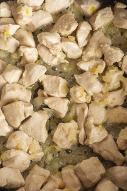 Bir tavada kızarmış soğanlı tavuk eti. Mutfak. Sıcak iştah açıcı yemek 1