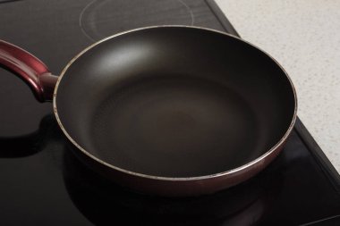 Ocakta yemek yemek için boş kızartma tavası. Mutfak