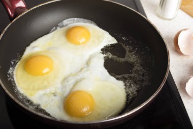 Yumurta bir tabak kızarmış. Açık renkli. Sıcak iştah açıcı yemek. Kopya alanı 1