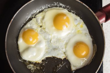 Yumurta bir tabak kızarmış. Açık renkli. Sıcak iştah açıcı yemek. Kopya alanı 1
