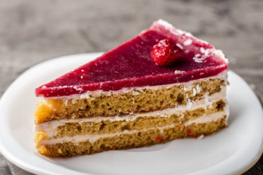 Beyaz bir plaka üzerinde çikolata ahududu cake. Lezzetli tatlı 1