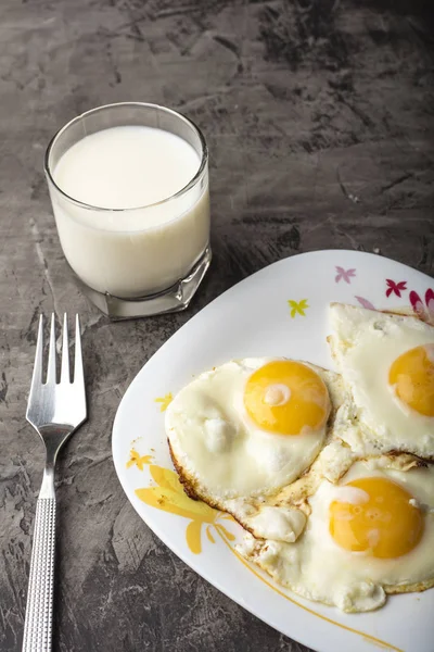 Huevos Fritos Plato Fondo Claro Plato Caliente Apetitoso Copiar Espacio —  Fotos de Stock