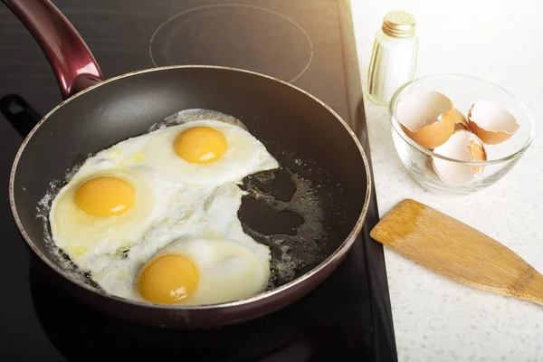 卵は皿に揚げた 明るい背景 ホットの食欲をそそる一品 コピー スペース — ストック写真