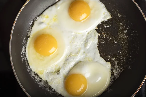 Huevos Fritos Plato Fondo Claro Plato Caliente Apetitoso Copiar Espacio —  Fotos de Stock