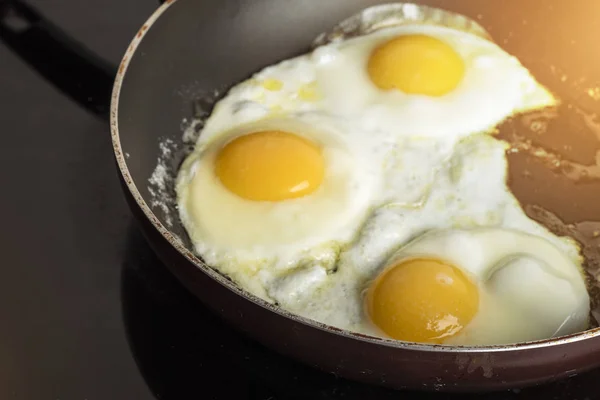 鸡蛋煎在盘子上 光背景 热开胃菜 复制空间1 — 图库照片